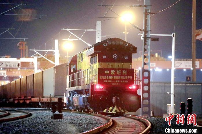 图为中欧班列整装待发。 钟翰林 摄 图为中欧班列整装待发。 钟翰林 摄