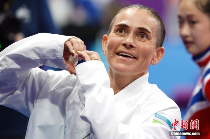 资料图：9月28日，杭州第19届亚运会竞技体操女子跳马决赛在黄龙体育中心体育馆举行。乌兹别克斯坦选手丘索维金娜以13.383分获得该项目第四名。图为丘索维金娜在赛后向观众比心。<a target='_blank' href='/'>中新社</a>记者 富田 摄