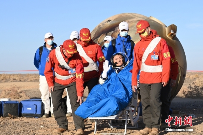 据中国载人航天工程办公室消息，北京时间2023年10月31日9时10分，神舟十六号航天员景海鹏、朱杨柱、桂海潮全部安全顺利出舱，健康状态良好。至此，航天员景海鹏圆满完成了第四次飞天旅程，累计在轨执行任务时间超过200天，是目前为止执行飞行任务次数最多的中国航天员。中国首位航天飞行工程师朱杨柱和首位载荷专家桂海潮也圆满完成首飞之旅，标志着我国现有3种类型航天员均已完成飞行考核和实践检验，为工程后续发展建设和大规模开展空间科学实(试)验打下良好基础。汪江波 摄