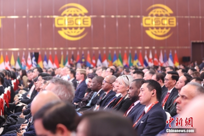 11月28日，首届中国国际供应链促进博览会在北京开幕。图为开幕式现场中外嘉宾云集。<a target='_blank' href='/'>中新社</a>记者 蒋启明 摄