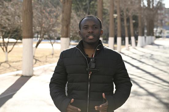 Kariuki Jamlick Mwangi is interviewed by China News Service in Beijing, Jan. 24, 2024 (Photo: China News Network/ Li Jun) 