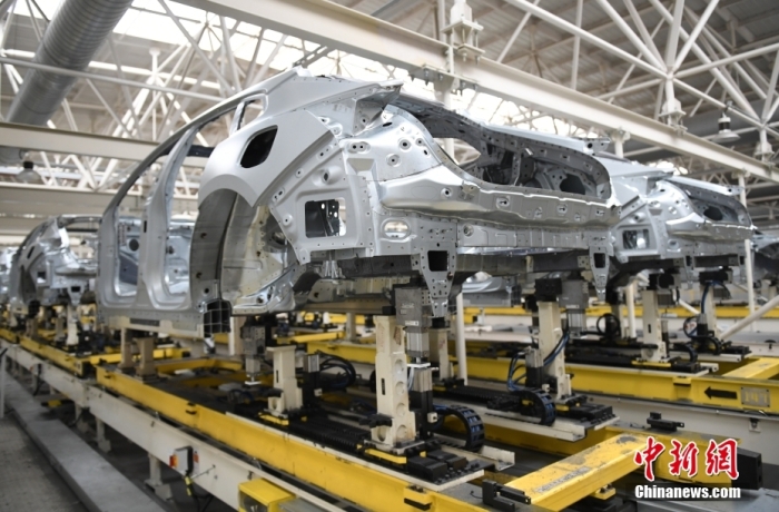 资料图：新能源车架在自动运输带上传送。<a target='_blank' href='/'>中新社</a>记者 王刚 摄
