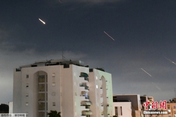 当地时间2024年4月14日，以色列，以色列铁穹反火箭弹系统拦截来自伊朗的袭击。