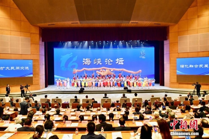 6月15日，第十六届海峡论坛大会在福建厦门召开。本届论坛继续以“扩大民间交流、深化融合发展”为主题，举办论坛大会以及基层交流、青年交流、文化交流、经济交流四大板块50项活动。图为论坛大会上文艺演出者集体谢幕。<a target='_blank' href='/'>中新社</a>记者 吕明 摄