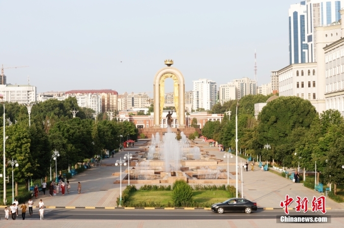 当地时间7月3日，杜尚别友谊广场。塔吉克斯坦位于中亚东南部，杜尚别是塔吉克斯坦的首都，也是塔吉克斯坦经济、文化中心。<a target='_blank' href='/'>中新社</a>记者 韩海丹 摄