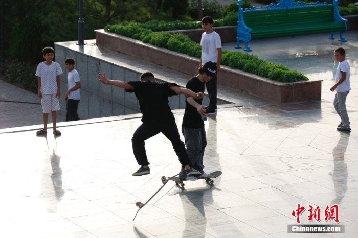 当地时间7月3日，少年在杜尚别友谊广场玩滑板。塔吉克斯坦位于中亚东南部，杜尚别是塔吉克斯坦的首都，也是塔吉克斯坦经济、文化中心。<a target='_blank' href='/'>中新社</a>记者 韩海丹 摄