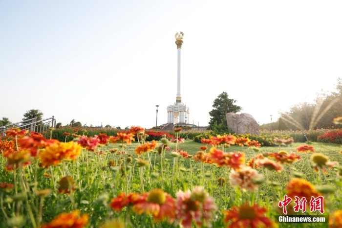 当地时间7月3日，塔吉克斯坦杜尚别国徽纪念柱。塔吉克斯坦位于中亚东南部，杜尚别是塔吉克斯坦的首都，也是塔吉克斯坦经济、文化中心。<a target='_blank' href='/'>中新社</a>记者 韩海丹 摄