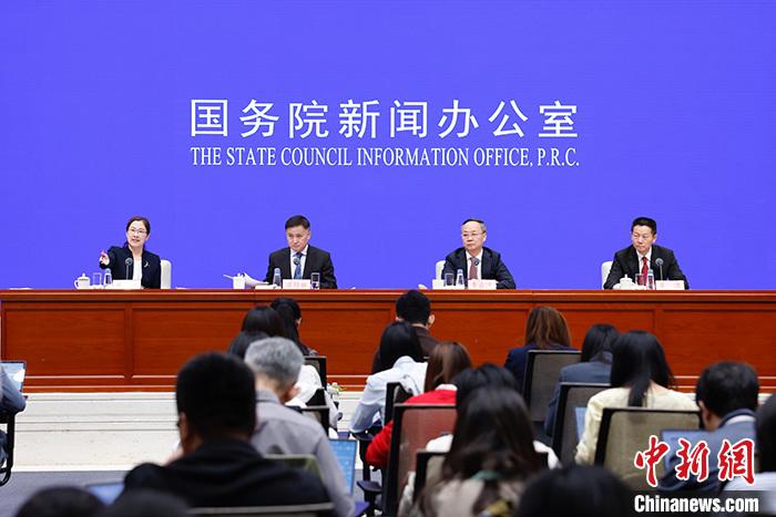 9月24日，中国国务院新闻办公室在北京举行新闻发布会，中国人民银行行长潘功胜、国家金融监督管理总局局长李云泽、中国证券监督管理委员会主席吴清介绍金融支持经济高质量发展有关情况，并答记者问。 <a target='_blank' href='/'>中新社</a>记者 韩海丹 摄