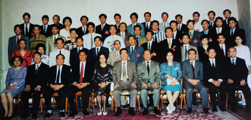 世界胡氏宗亲玉壶杰出代表先后受到几届党和国家领导人习近平 胡耀邦 江泽民 胡锦涛 李先念 李鹏 朱镕基 温家宝 李瑞环等的亲切接见