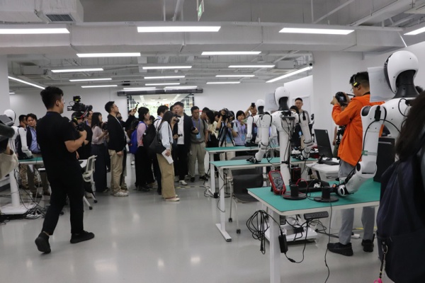 中外新闻社参加国务院新闻办北京采访系列活动——北京人形机器人创新中心打造具有全球影响力的应用示范高地