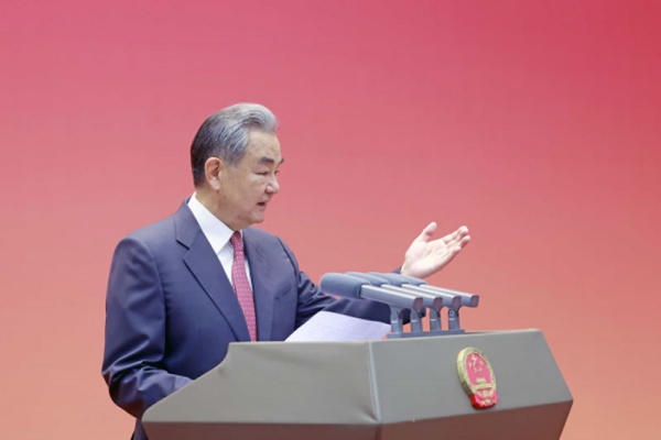 王毅外长向 8 位驻华大使颁授“杰出外交使者奖章” 中外新闻社大使俱乐部向获奖大使表示祝贺