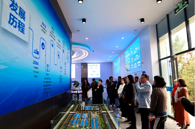 海外华文媒体探访郑州华晶 见证超硬材料“中国智造”实力及创新成果