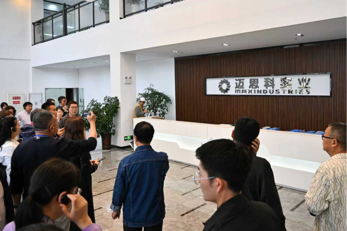 行走中国 侨见重庆：武陵山坳里的智造之光——海外华媒侨领走进迈思科电子有限公司