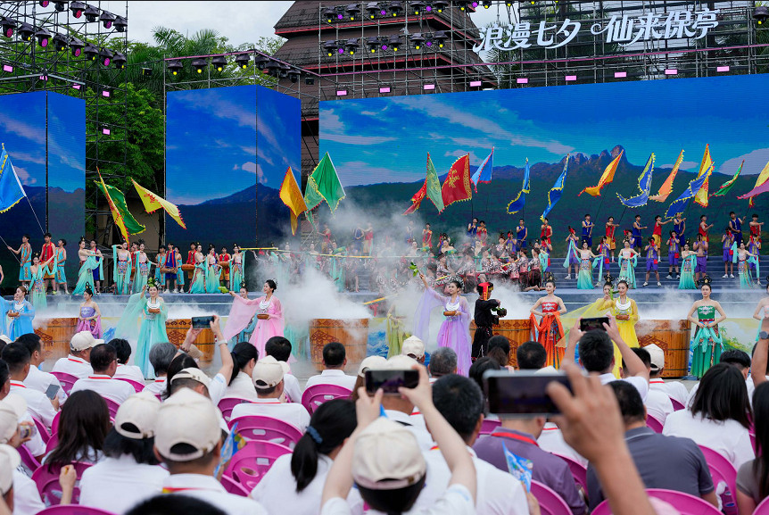 2026海南七仙温泉嬉水节开幕 数万人泼水狂欢共度浪漫七夕 