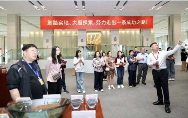 从期货律动到老街烟火——海外华文媒体探寻大连产业硬实力与文化软实力