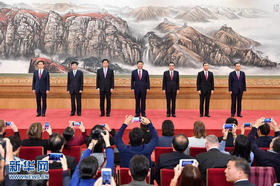 新一届中共中央将带领中国人民走向更加灿烂辉