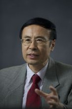 万立骏寄语侨联青年委员：落叶归根和落地生根