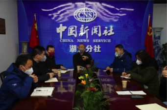 妈妈送爸爸一束山茶花