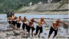 张兰洲：​峡江之畔拉脚的船夫