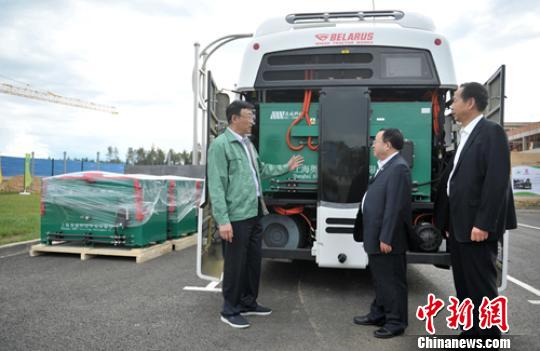 奥威科技董事长华黎正在介绍超级电容城市公交上安装情况。　刘忠俊 摄