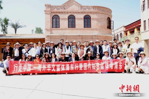 图为媒体记者在平安驿合影。李隽 摄