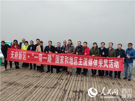 采访团到龙泉山城市森林公园考察采访。 樊成亮摄