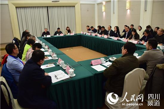 采访团与天府新区各部门展开座谈会。 樊成亮摄