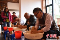 海外华媒走进中国彩瓷发源地 感受邛窑历史文化