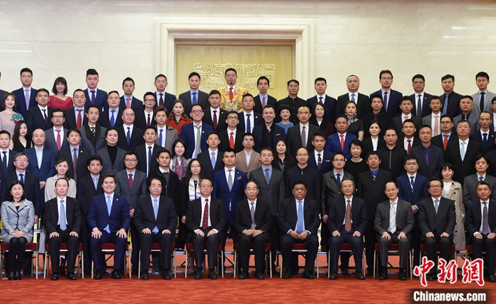 11月8日，中共中央书记处书记、中央统战部部长尤权在北京会见中国侨联青年委员会第四次委员大会代表。中新社记者 侯宇 摄