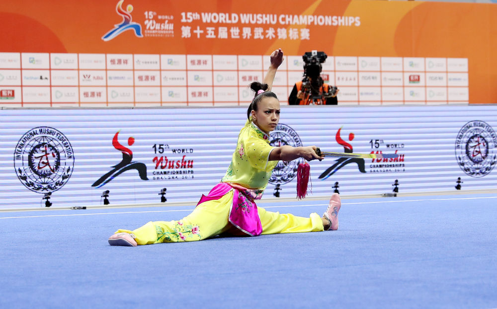 2019年10月20日，第十五届世界锦标赛在上海举行，图为巴西选手米歇尔·席尔瓦·桑托斯在女子剑术项目比赛中。新华社记者方喆摄.jpg