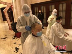 武汉“小两口”理发师：落泪为医护人员理光头