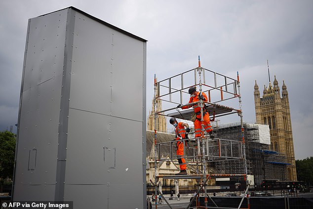 1592487648237897.jpg 29726578-8433081-image-a-2_1592421264190.jpg