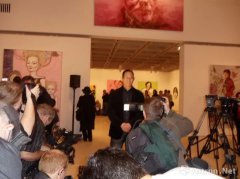 实力画家张鸿俊在澳洲向世界秀中国标志