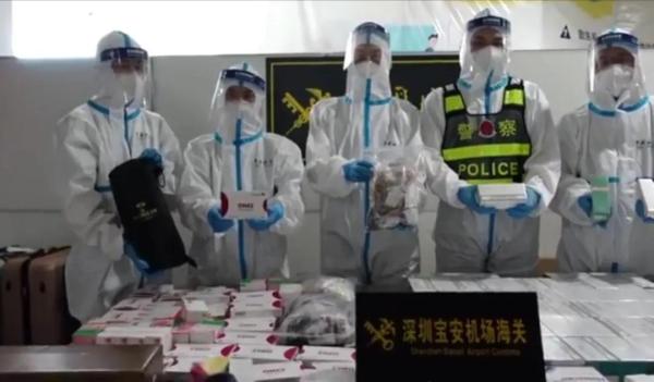 深圳宝安机场海关查获违规携带琥珀、化妆品、名酒等高价值物品入境案。（深圳海关）