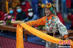 青海杂多小学生格萨尔说唱传承吸引中外媒体记