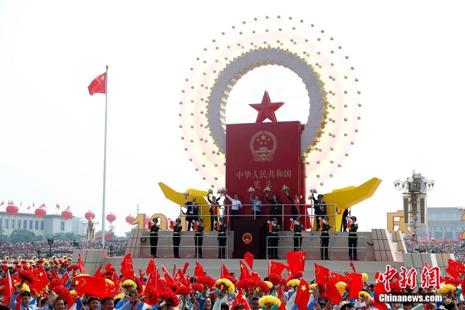 资料图:2019年10月1日上午,庆祝中华人民共和国成立70周年大会在北京天安门广场隆重举行。图为群众游行中的“民主法治”方阵。<a target='_blank' data-cke-saved-href='http://www.chinanews.com/' href='http://www.chinanews.com/'>中新社</a>记者 富田 摄 点击进入下一页