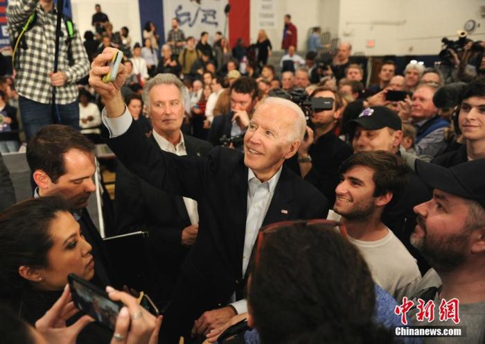 当地时间2月2日,美国民主党总统候选人拜登在艾奥瓦首府得梅因竞选造势。<a target='_blank' data-cke-saved-href='http://www.chinanews.com/' href='http://www.chinanews.com/'>中新社</a>记者 陈孟统 摄 点击进入下一页