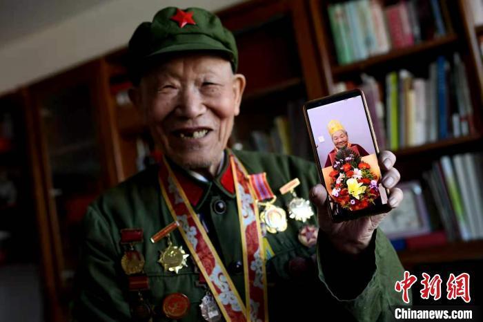 图为87岁抗美援朝老兵贾振鑫拍摄的抗美援朝老兵过生日的照片。 武俊杰 摄 点击进入下一页