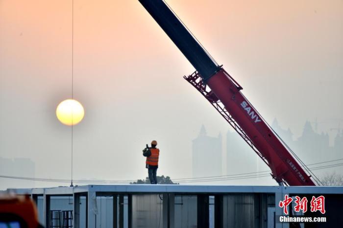 资料图:图为1月31日,火神山医院施工现场。<a target='_blank' data-cke-saved-href='http://www.chinanews.com/' href='http://www.chinanews.com/'>中新社</a>发 黄文瑞 摄 点击进入下一页