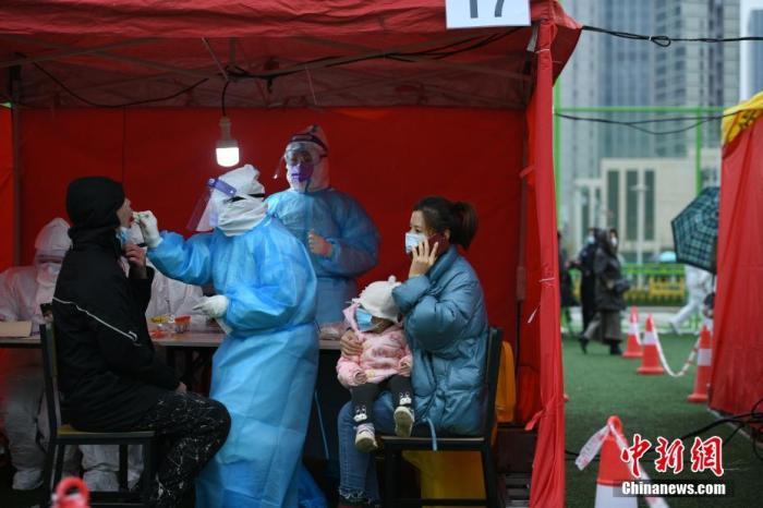 资料图:11月21日,天津市滨海新区居民在天津开发区第二运动场检测点进行核酸检测。 <a target='_blank' data-cke-saved-href='http://www.chinanews.com/' href='http://www.chinanews.com/'>中新社</a>记者 佟郁 摄 点击进入下一页