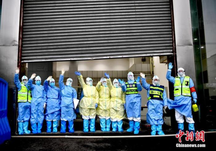 资料图:方舱医院的医护人员向治愈患者挥手告别。<a target='_blank' data-cke-saved-href='http://www.chinanews.com/' href='http://www.chinanews.com/'>中新社</a>记者 安源 摄 点击进入下一页