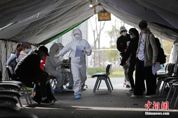 资料图:3月19日,在上海市长宁区的“集中留验点”,工作人员引导入境人员进行核酸测试。 <a target='_blank' data-cke-saved-href='http://www.chinanews.com/' href='http://www.chinanews.com/'>中新社</a>记者 殷立勤 摄 点击进入下一页