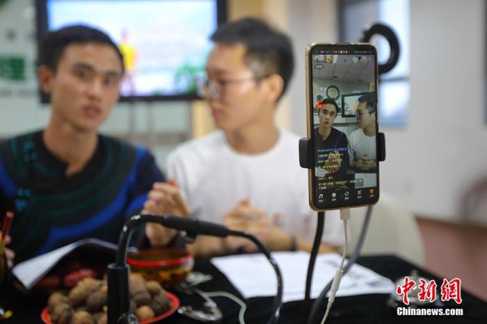 资料图:南京支教大学生“直播带货”。泱波 摄 点击进入下一页