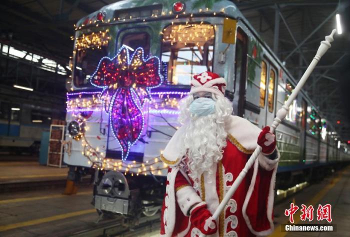 2020年12月21日,俄罗斯莫斯科,车站里的圣诞主题列车启动。今年莫斯科总共推出了20列圣诞地铁列车。图片来源:ICphoto 点击进入下一页