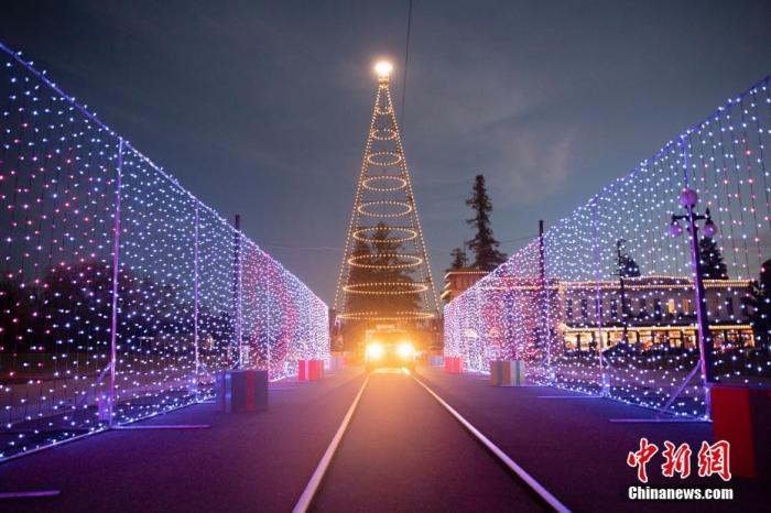 2020年12月21日,民众在美国加州圣荷西历史公园以“得来速”的方式参观“公园里的圣诞节”圣诞主题装饰展。<a target='_blank' data-cke-saved-href='http://www.chinanews.com/' href='http://www.chinanews.com/'>中新社</a>记者 刘关关 摄 点击进入下一页