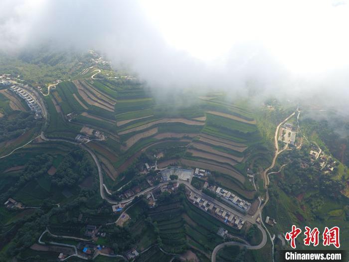 航拍下的积石山县乡村图。(资料图) 积石山县委宣传部供图 点击进入下一页