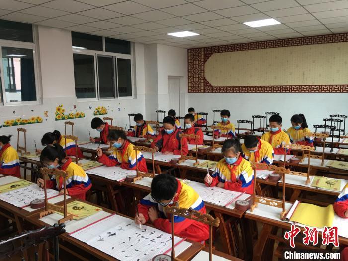 图为吹麻滩小学学生练习毛笔字。(资料图) 吹麻滩小学供图 点击进入下一页