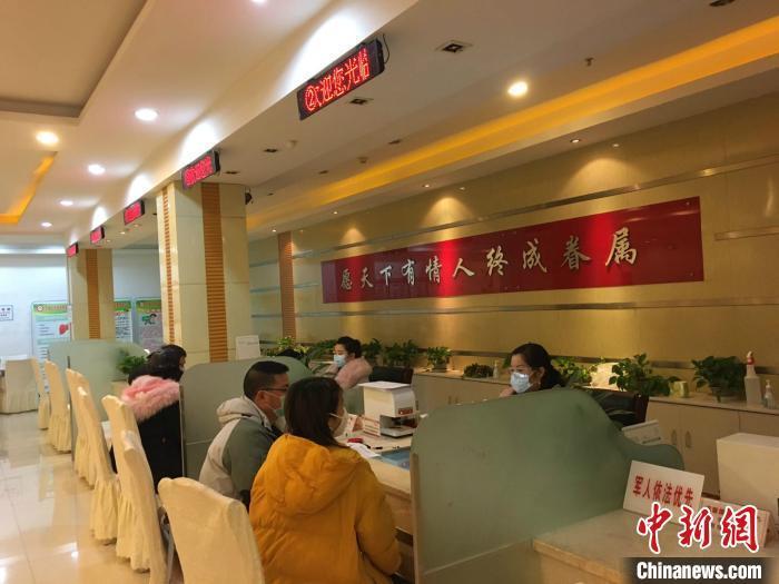 资料图:婚姻登记机关为新人办理婚姻登记。重庆市民政局供图 点击进入下一页