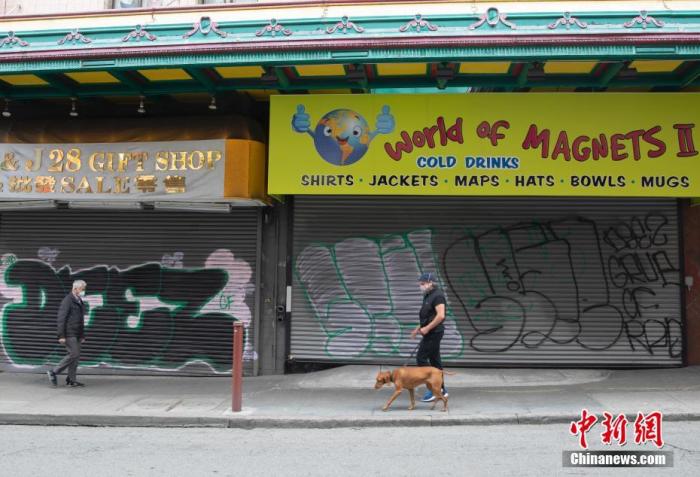 资料图：当地时间5月18日，美国旧金山华埠街头销售旅游商品的店铺大门紧闭。当日，美国旧金山湾区进一步重启经济，旧金山等地区某些类型的临街店铺可以以路边提货的方式重新开门。但是，因为几乎没有游客，旧金山知名景点华埠的很多店铺依然大门紧闭。<a target='_blank'  data-cke-saved-href='http://www.chinanews.com/' href='http://www.chinanews.com/'>中新社</a>记者 刘关关 摄