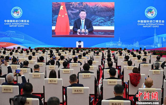 2020年11月4日晚,第三届中国国际进口博览会开幕式在上海举行,中国国家主席习近平以视频方式发表主旨演讲。(资料图)<a target='_blank' data-cke-saved-href='http://www.chinanews.com/' href='http://www.chinanews.com/'>中新社</a>记者 毛建军 摄 点击进入下一页